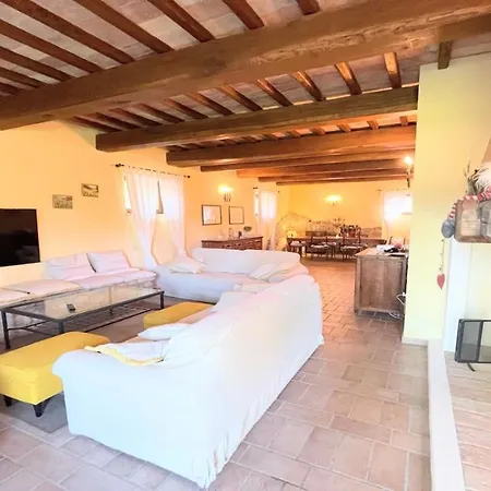 Todi Poolsidesleeps 10exclusive Poolwalk To Todi 5 Kmsrestaurant 05 Kms Petroro