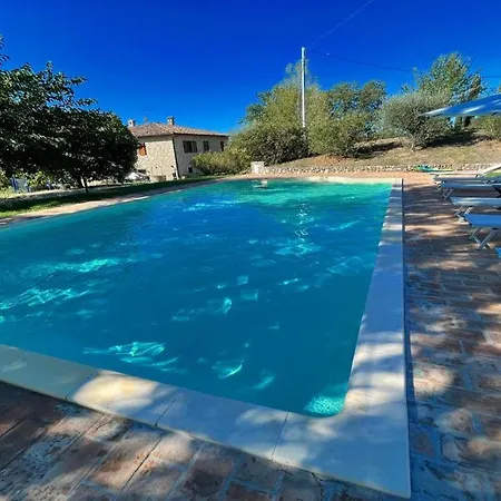 Todi Poolsidesleeps 10exclusive Poolwalk To Todi 5 Kmsrestaurant 05 Kms * Petroro