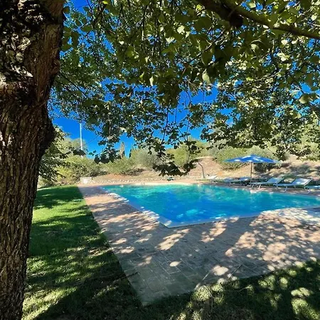 Todi Poolsidesleeps 10exclusive Poolwalk To Todi 5 Kmsrestaurant 05 Kms * Petroro